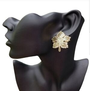 VINTAGE 1930s GOLDTONE DAMASCENE DESIGN MAPLE LEAF CLIP ON EARRINGS